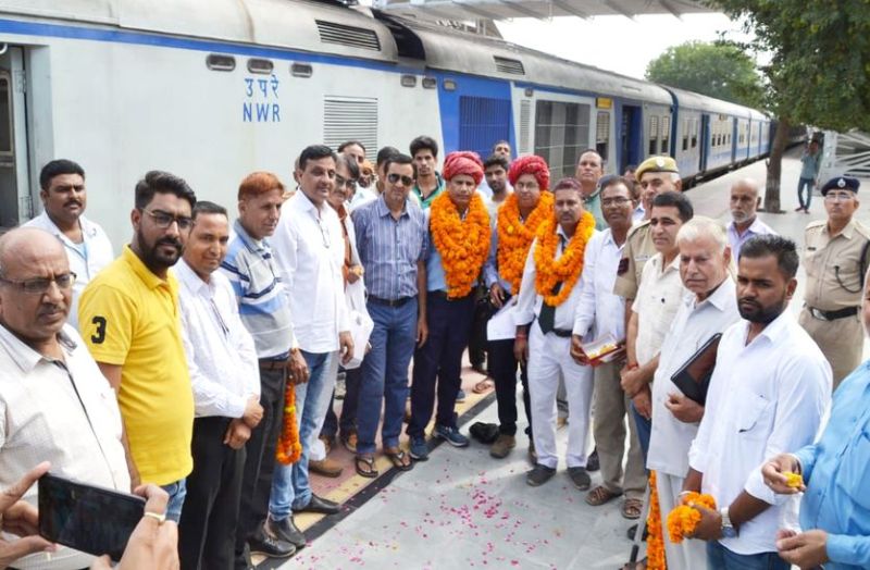 95 की स्पीड से जयपुर से सीकर पहुंची 'सपनों की ट्रेन', पहले दिन इतने यात्रियों ने किया सफर