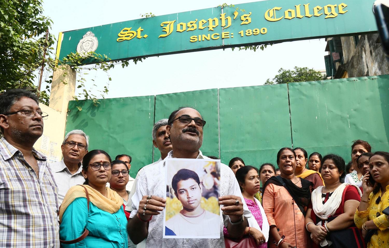 छात्र की मौत होने पर प्रिंसिपल को हटाने क ी मांग, अभिभावकों ने किया हंगामा