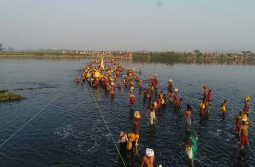 हजारों श्रद्धालु रस्सी के सहारे पार कर रहे थे यमुना, बीच यमुना में मची भगदड़, एक की मौत