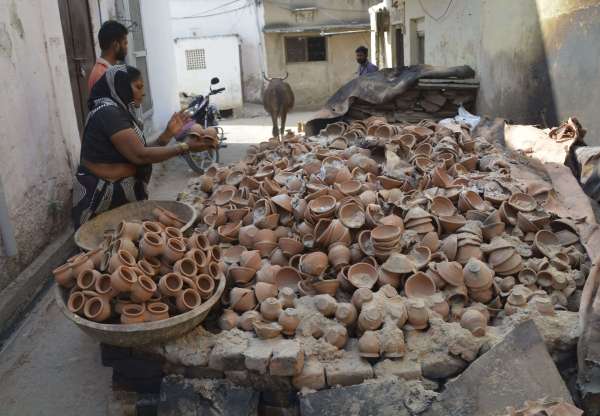 मिट्टी के दीये बनाता कुंभकार