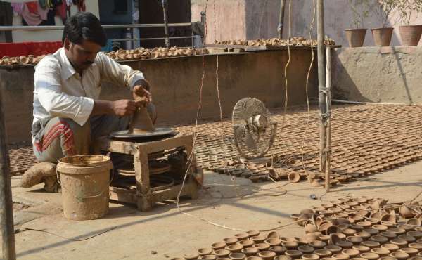 मिट्टी के दीये बनाता कुंभकार