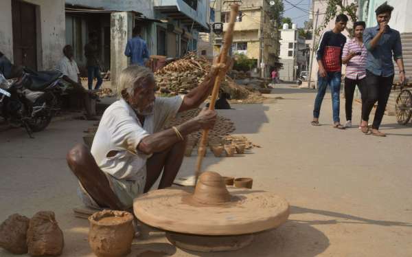 मिट्टी के दीये बनाता कुंभकार