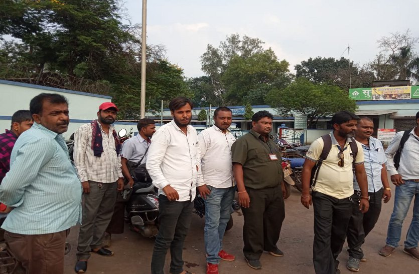 बीएसपी के भीतर एंबुलेंस मेनगेट से बाहर चालक, कर्मियों की जान खतरा में