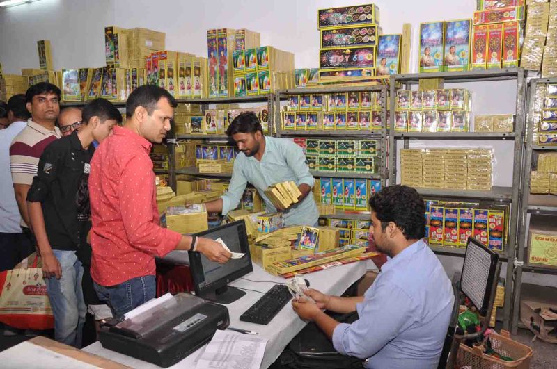 दीपावली पर सिर्फ आधी कीमत में यहां से खरीदें पटाखे