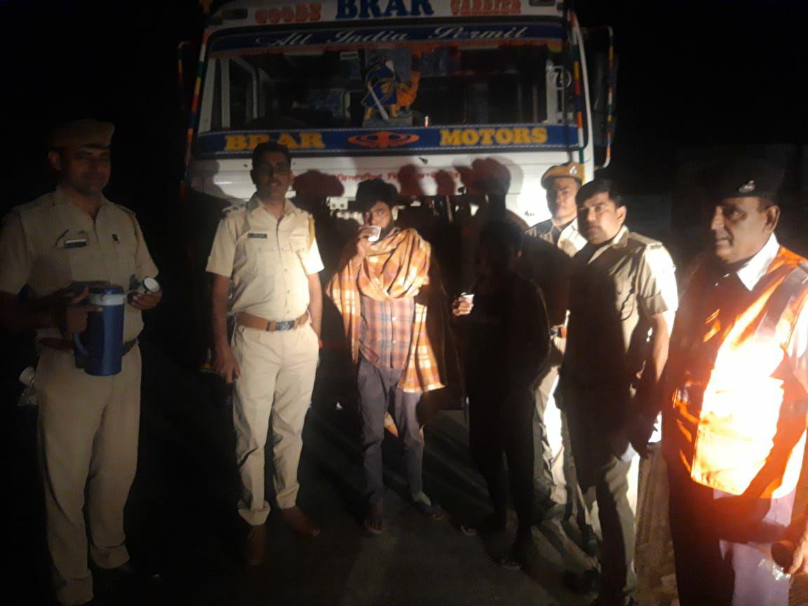 चाय की चुस्की के साथ हादसे रोकने की कवायद-रात को पुलिस पिला रही वाहन चालकों को चाय