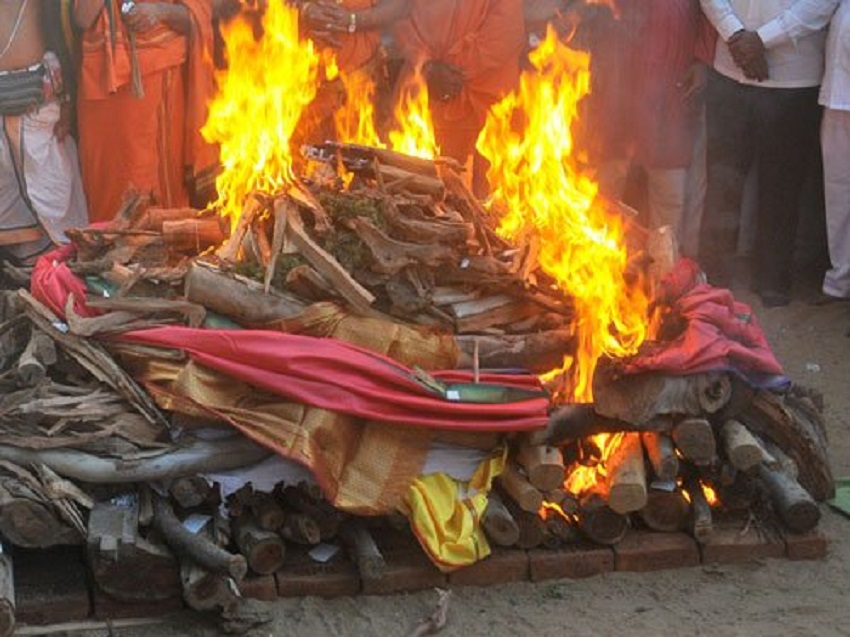 West Bengal : मुस्लिम परिवार की बहू, हिंदू रीति-रिवाज से हुआ अंतिम संस्कार...