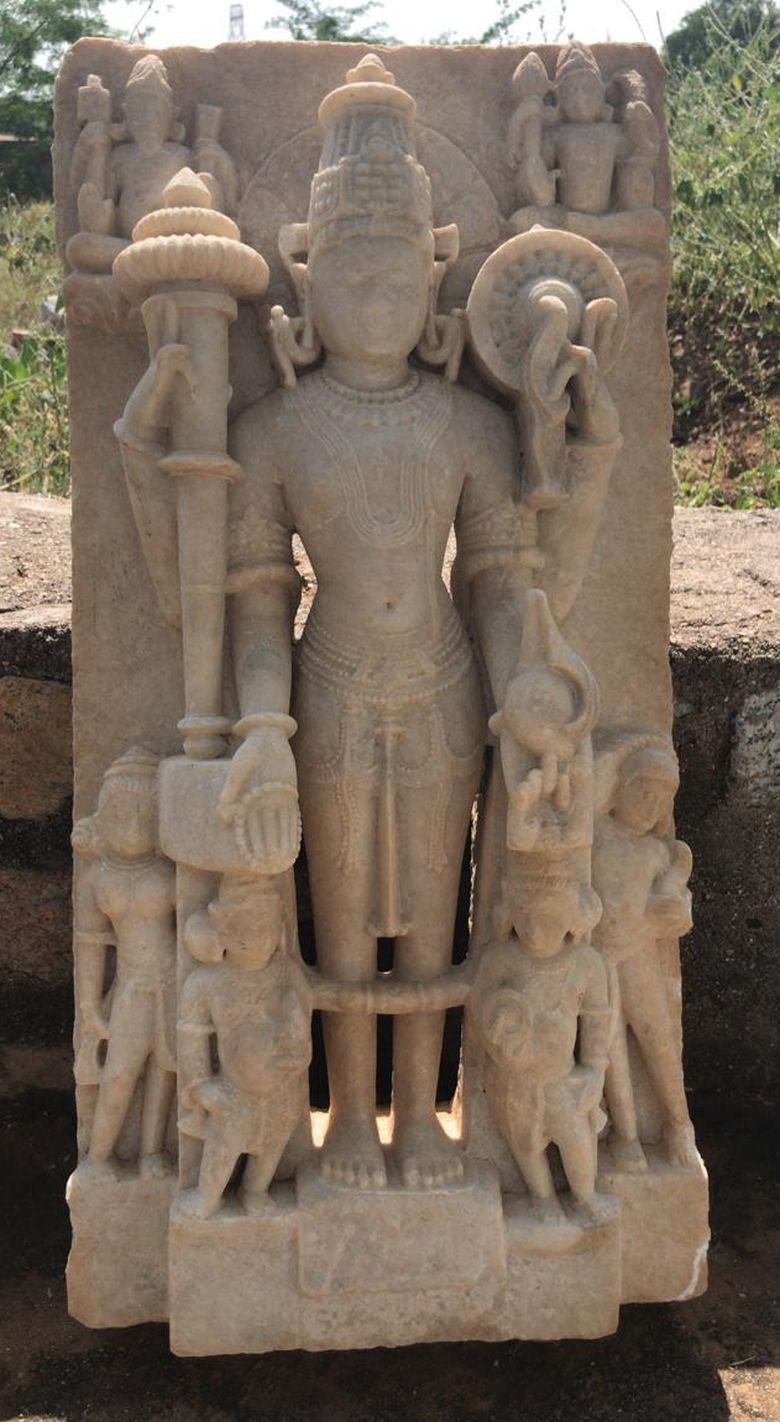 चांदना गांव में खेत में काम करते हुए एक खेत से एक मूर्ति निकली है। जिसे गांव के ही मंदिर में फिलहाल ग्रामीणों ने रखवाया है।