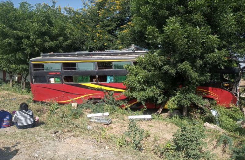 बेकाबू होकर खाई में उतरी वीडियोकोच बस