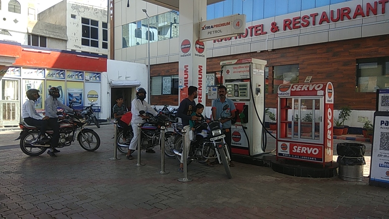 जोधपुर में दोपहर में ही खुल गए पेट्रोल पंप