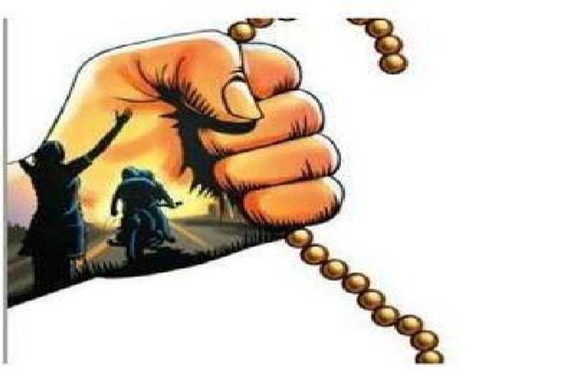 पुत्र को स्कूल से लेकर लौट रही महिला से चेन लूटी