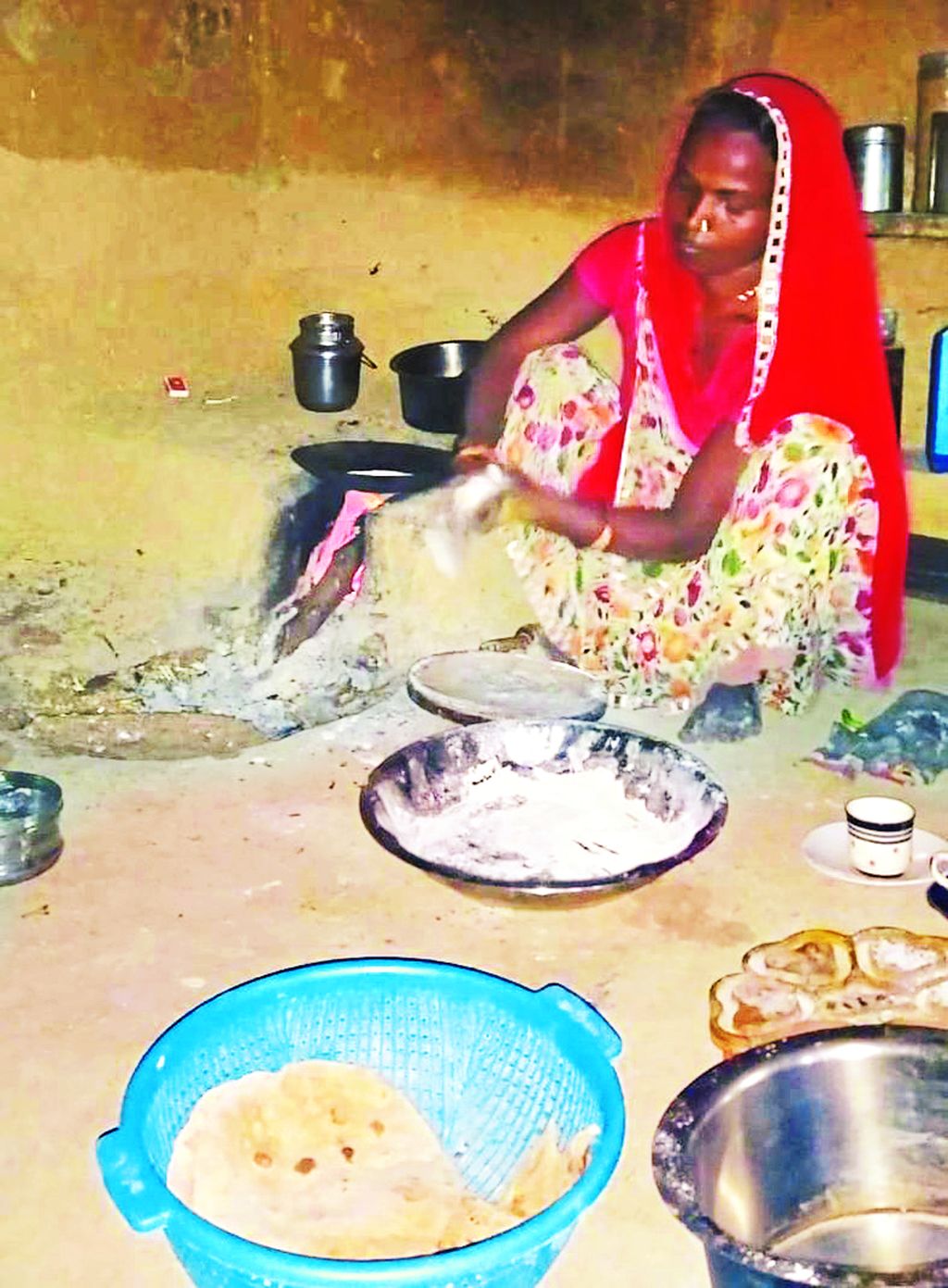 इस जिले के ग्रामीण क्षेत्रों में अब भी कई महिलाएं चूल्हा फूंकने को मजबूर