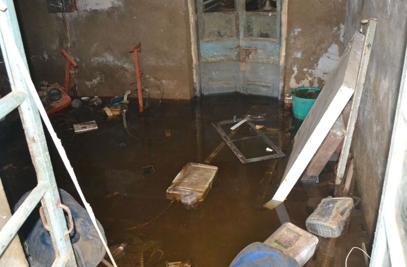 rain-water-filled-in-workshop