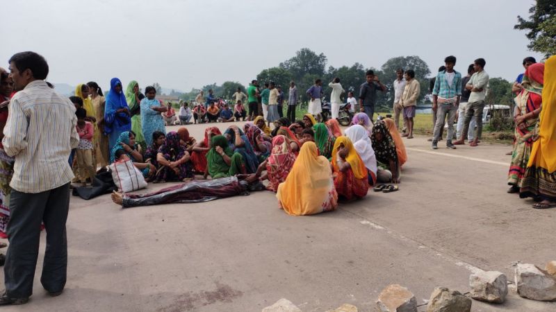 Angry villagers chakkajam in Sidhi-Singrauli road death road accident