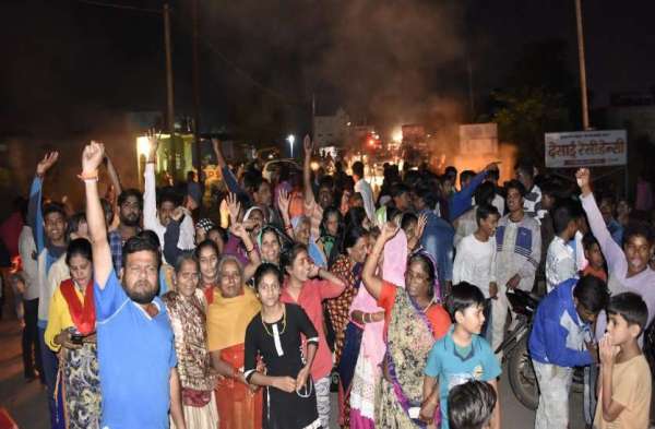 बिजली कटने से नाराज लोगों ने सड़क पर लगाया जाम, टायर रखकर सड़क पर ही लगा दी आग, पुलिस ने खदेड़ा