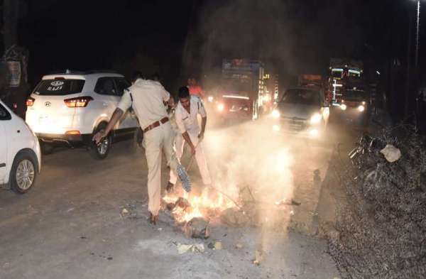 बिजली कटने से नाराज लोगों ने सड़क पर लगाया जाम, टायर रखकर सड़क पर ही लगा दी आग, पुलिस ने खदेड़ा