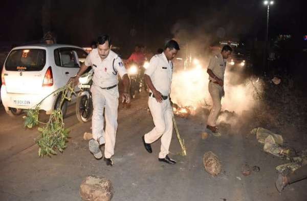 बिजली कटने से नाराज लोगों ने सड़क पर लगाया जाम, टायर रखकर सड़क पर ही लगा दी आग, पुलिस ने खदेड़ा