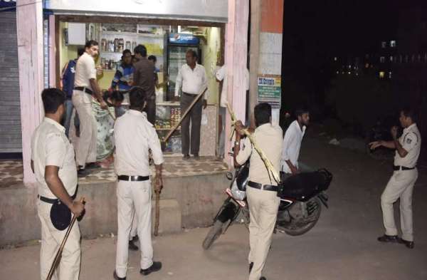 बिजली कटने से नाराज लोगों ने सड़क पर लगाया जाम, टायर रखकर सड़क पर ही लगा दी आग, पुलिस ने खदेड़ा