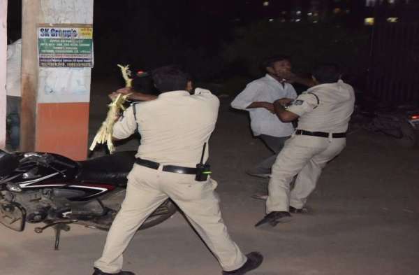 बिजली कटने से नाराज लोगों ने सड़क पर लगाया जाम, टायर रखकर सड़क पर ही लगा दी आग, पुलिस ने खदेड़ा