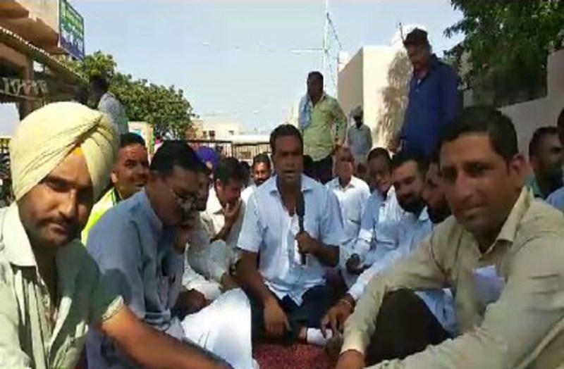 किसानों ने लगाया धान मंडी के मुख्य द्वार पर ताला