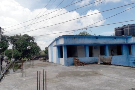हाइटेंशन बिजली तारों के निकट हादसों को आमंत्रित करते मकान