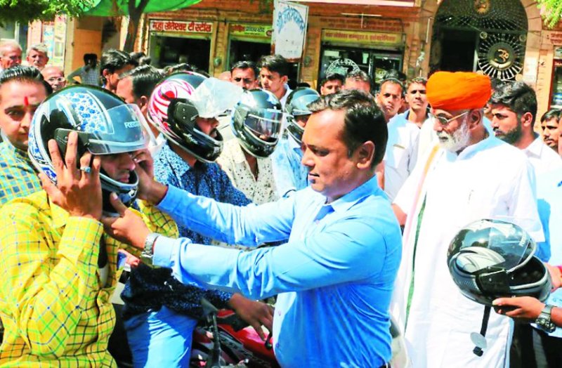 Delivered message of life safety by distributing helmets