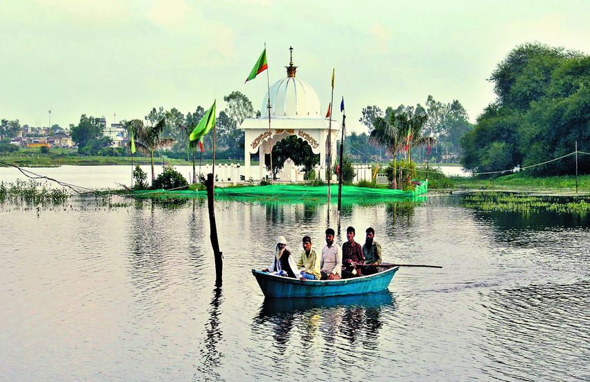 सिरपुर तालाब के बीच बनी है है 200 साल पुरानी दावत शाह वली की दरगाह