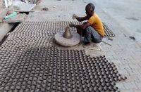 दीयों को दे रहे आकार कुंभकार परिवार