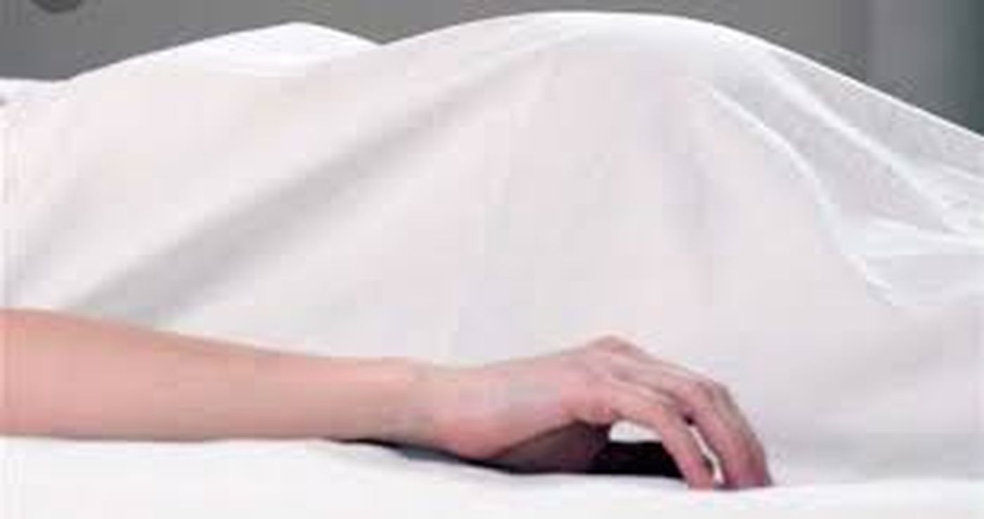 प्रसूता की मौत पर परिजनों का हंगामा, चिकित्सालय के सामने रखा शव