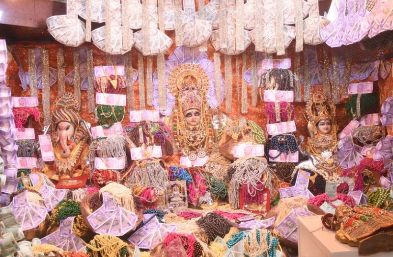 विश्वविख्यात रतलाम महालक्ष्मी का करीब एक करोड़ का शृंगार