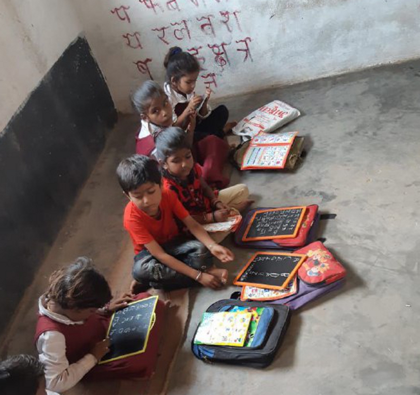 PS said that children should write calligraphy in slate and light, remember the table