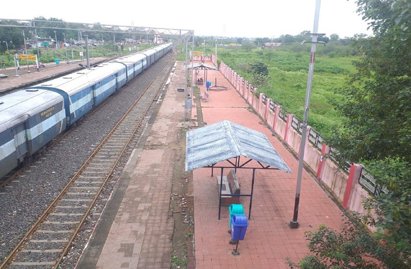 संत हिरदाराम नगर स्टेशन पर किया जा रहा शेड का निर्माण