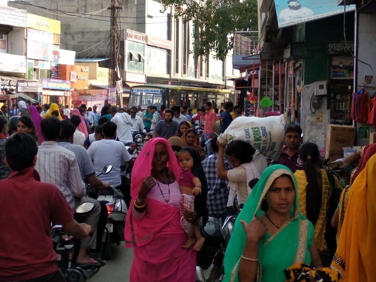 jaipur rural : धनतेरस पर बरसेगा धन, ग्राहकों से आबाद बाजार