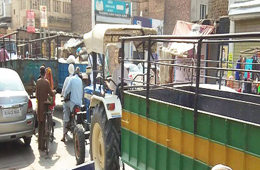 श्रीकरणपुर में बेतरतीब वाहन बन रहे परेशानी, नहीं सुधरी ट्रेफिक व्यवस्था