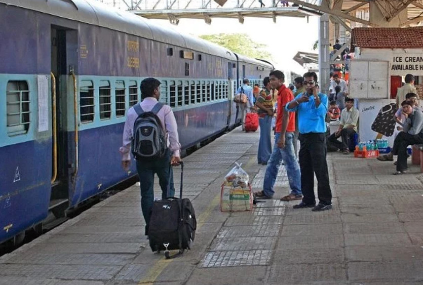 दीपावली पर अगर ट्रेन से जाना चाहते हैं घर, तो यात्रीगण कृपया ध्यान दें, पढ़ें यह खबर