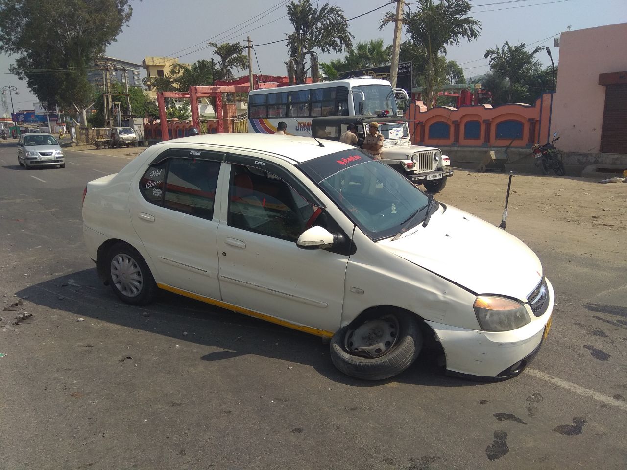 accident : कार का टायर फटा, डिवाइडर से जा टकराई