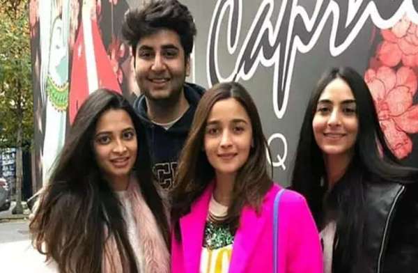 लंदन में रोमांटिक हॅालिडे मना रहे हैं रणबीर- आलिया, फैंस के साथ खिंचवाई तस्वीरे