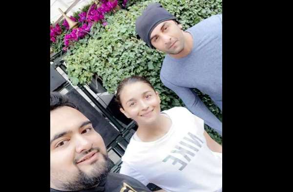 लंदन में रोमांटिक हॅालिडे मना रहे हैं रणबीर- आलिया, फैंस के साथ खिंचवाई तस्वीरे