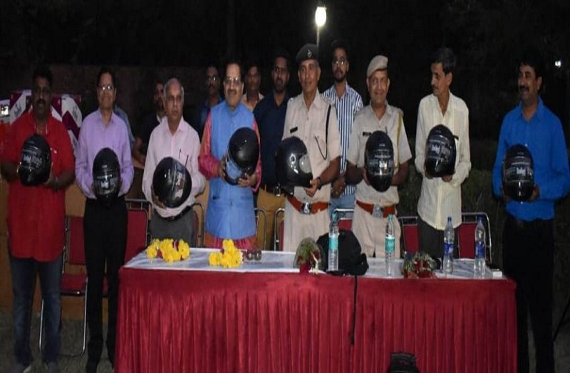 हेलमेट वितरित कर दी यातायात नियमों की पालना की सीख