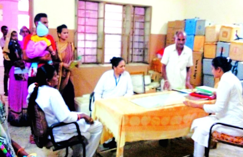 महात्मा गांधी अस्पताल में ANM बोली- 'मुझे नहीं आता टीका लगाना...' और मासूम बच्चों को बिना टीकाकरण के ही बैरंग लौटना पड़ा