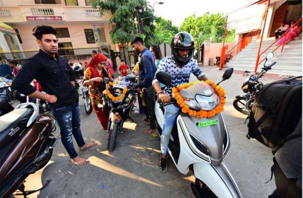 धनतेरस पर मोती डूंगरी गणेश मंदिर में नए वाहनों की लगी भीड़ देखे तस्वीरें