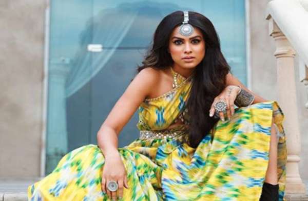 दिवाली के मौके पर देखें निया का ये हॅाट ट्रेडिशनल अवतार, तस्वीरें हो रही वायरल