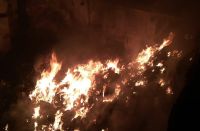 खाली प्लॉट में आग, स्वाह हुआ कचरा और सामान