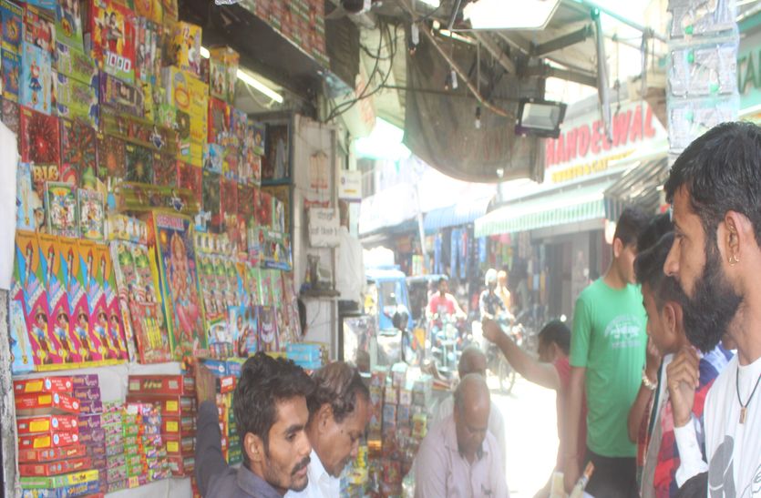 पटाखे छीन सकते हैं आंखों की ‘रोशनी, पटाखे चलाते समय बरतें सावधानी