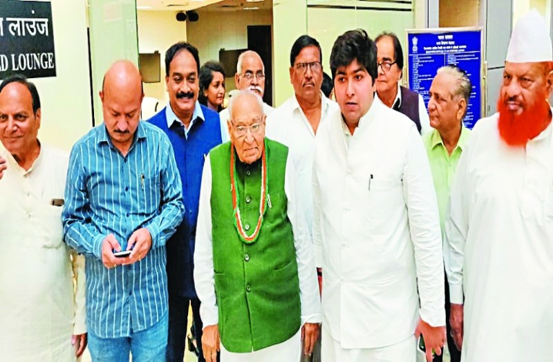 दीपावली मनाने पहुंचे कांग्रेस महासचिव वोरा, एयरपोर्ट पर ही जुटे टिकटार्थी