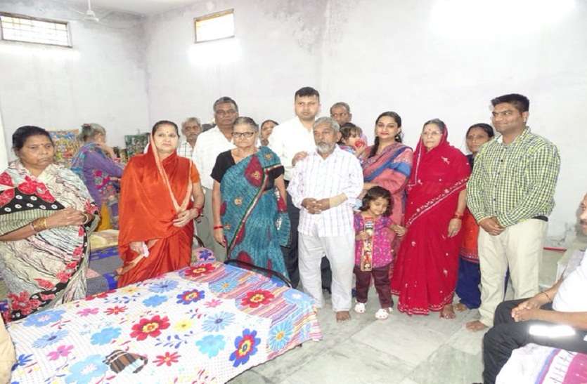 एसएसपी ने परिवार समेत अनाथालय और वृद्धाआश्रम में बांटी दीपावली की खुशियां- देखें
तस्वीरें