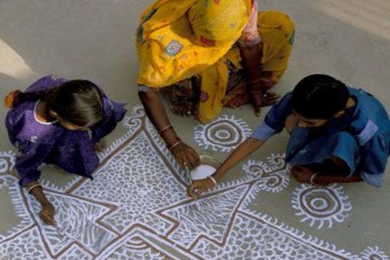 mandana art form of rajasthan used in festivals like diwali 2019