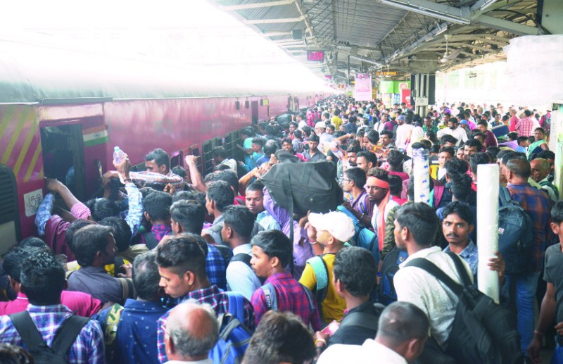 त्योहारी भीड़ के बीच निकला रेलवे का डॉग स्क्वाड और बम निरोधक दस्ता, टिकट काउंटर से प्लेटफार्म तक ठसाठस