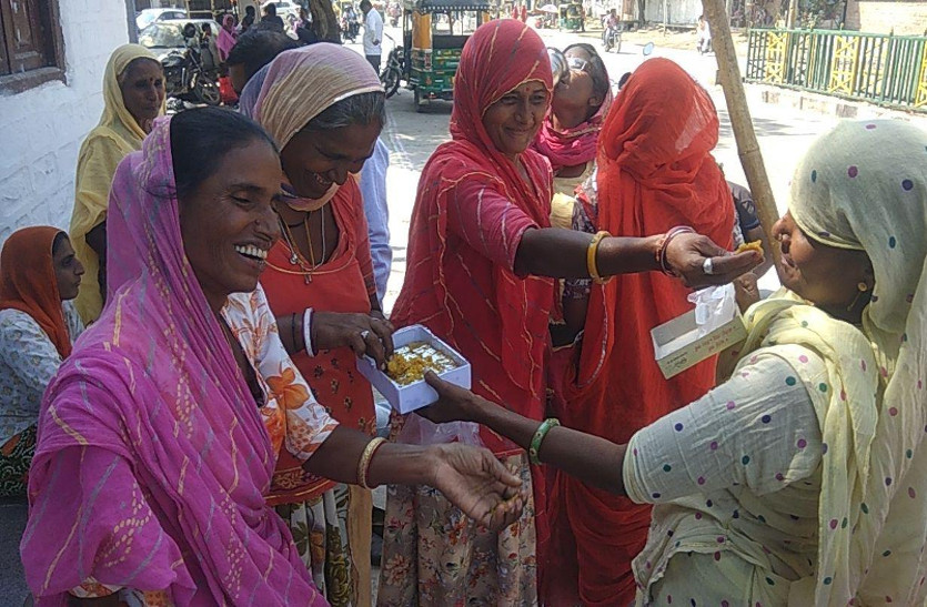 Scavengers get cash bonus on Diwali