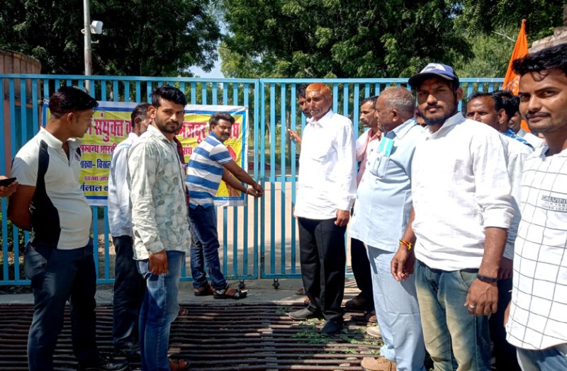 बीसलपुर-टोंक-उनियारा पेयजल परियोजना के फिल्टर प्लांट पर जड़ा ताला, विभिन्न मांगों को लेकर धरने पर बैठे श्रमिक