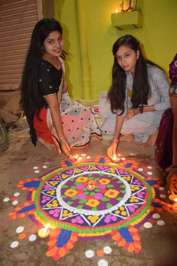 फूलों से सजाई रंगोली, जलाए दीप, छुड़ाए पटाखे, देखें फोटो में